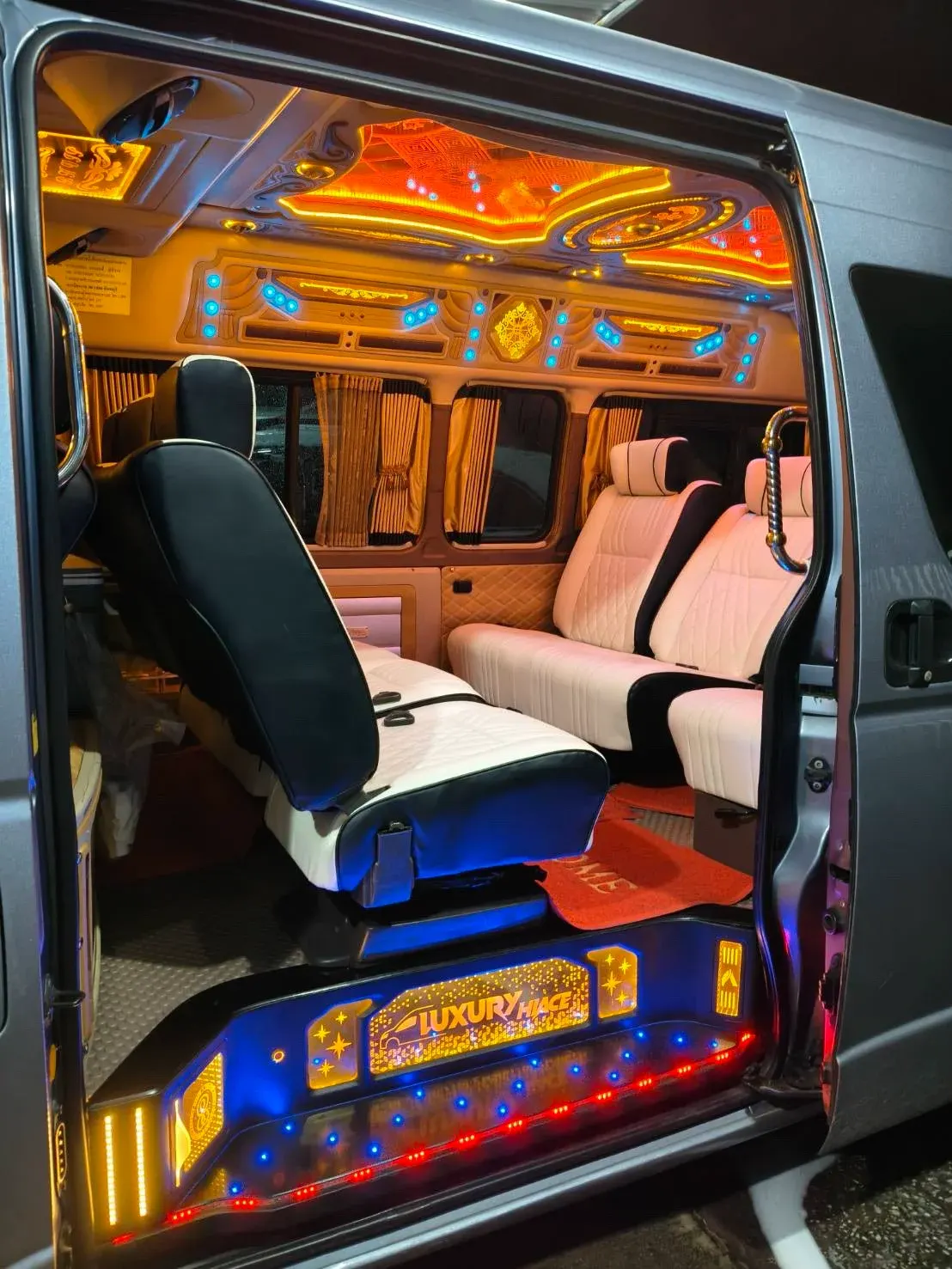 รถตู้วีไอพี โตโยต้า คอมมิวเตอร์ สไตล์คลาสสิก (สีฟ้าพาสเทล)