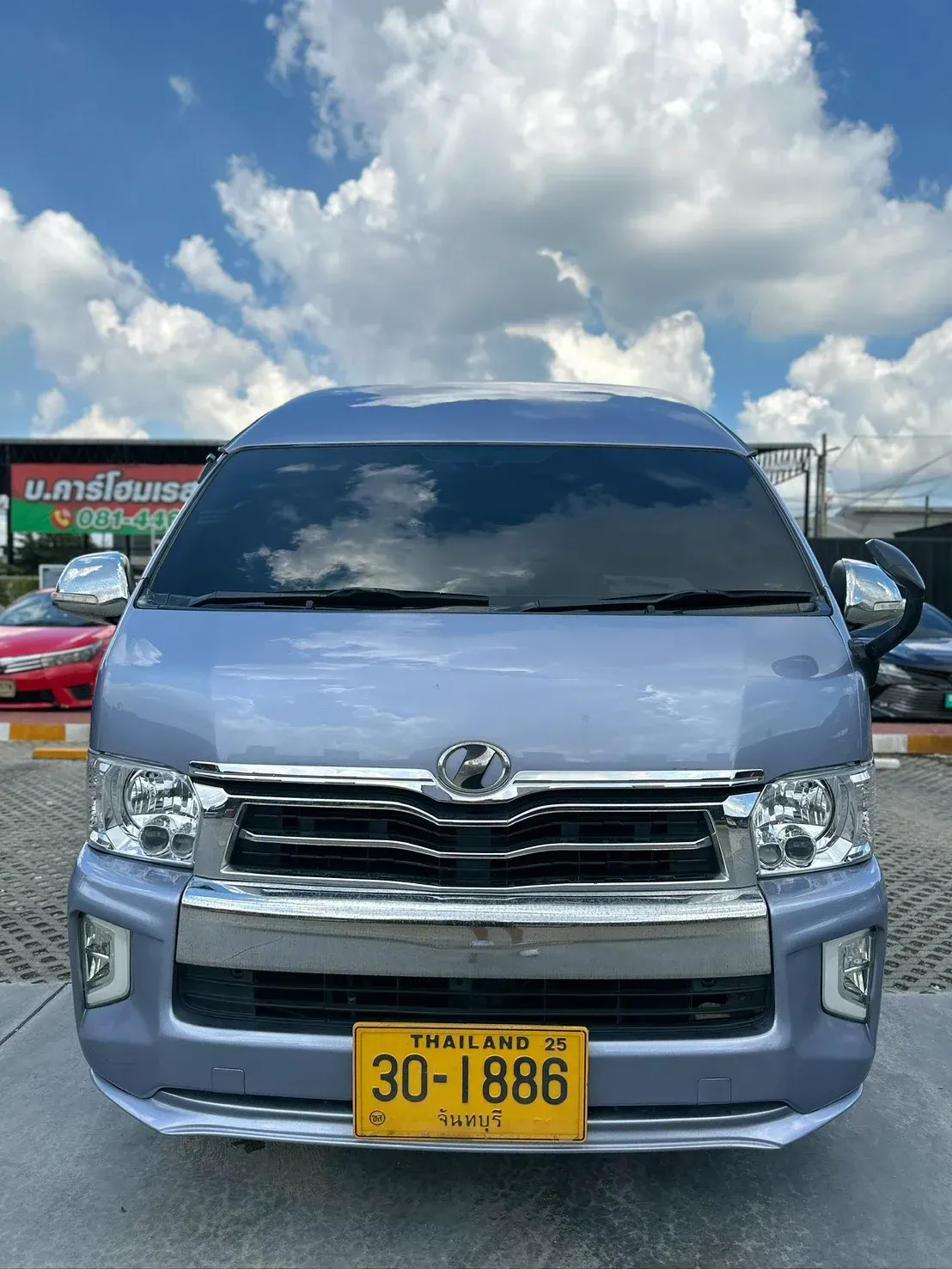 รถตู้วีไอพี โตโยต้า คอมมิวเตอร์ สไตล์คลาสสิก (สีฟ้าพาสเทล)