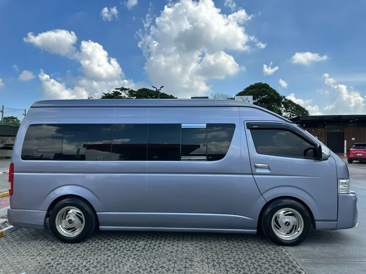 รถตู้วีไอพี โตโยต้า คอมมิวเตอร์ สไตล์คลาสสิก (สีฟ้าพาสเทล)