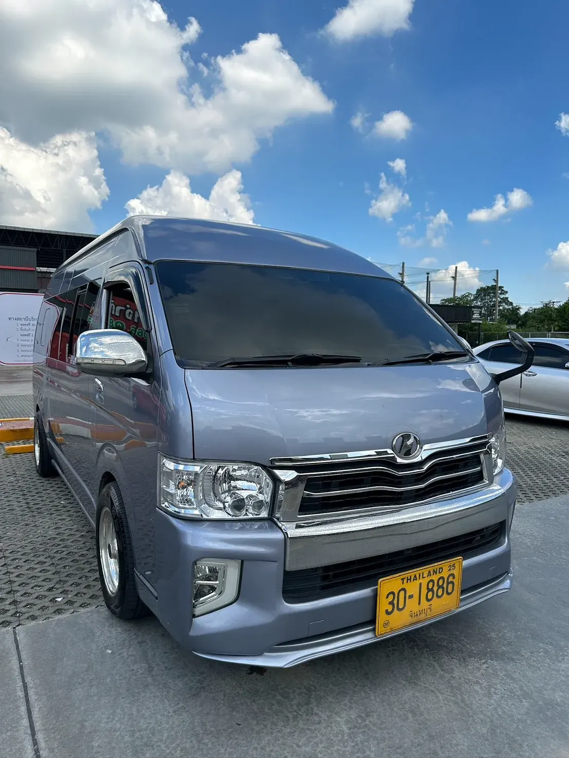 รถตู้วีไอพี โตโยต้า คอมมิวเตอร์ สไตล์คลาสสิก (สีฟ้าพาสเทล)