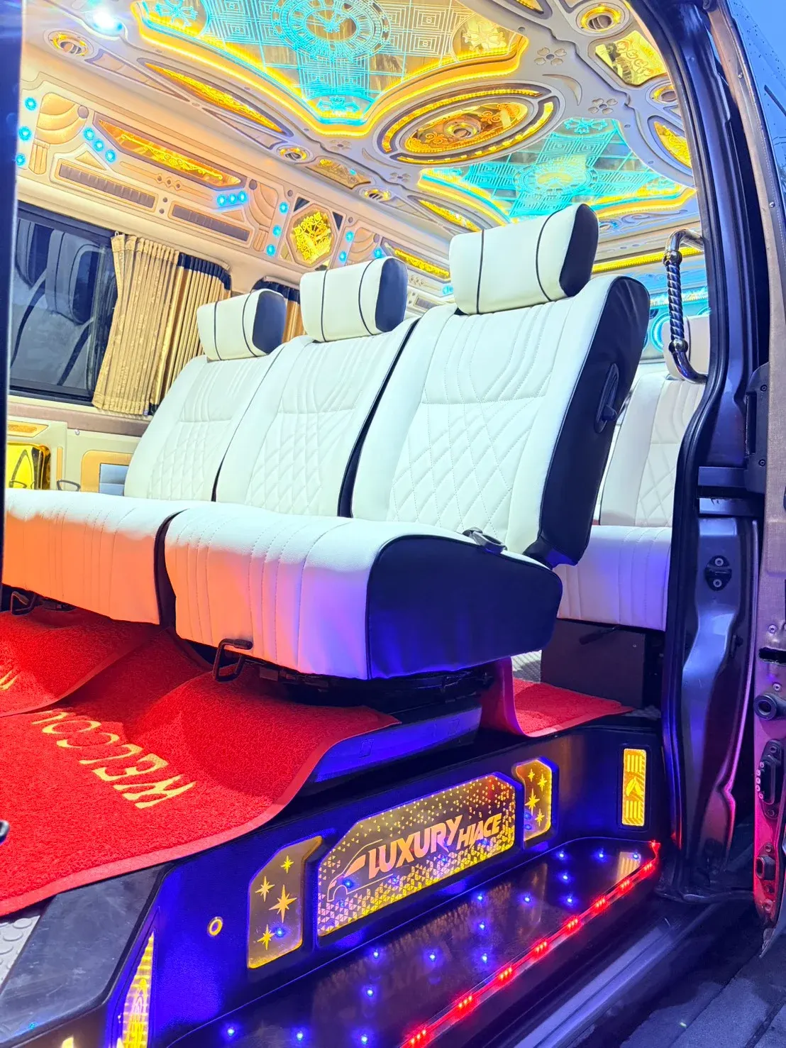 รถตู้วีไอพี โตโยต้า คอมมิวเตอร์ สไตล์คลาสสิก (สีฟ้าพาสเทล)