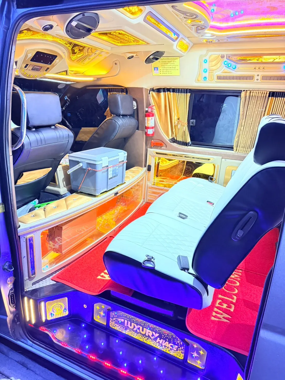 รถตู้วีไอพี โตโยต้า คอมมิวเตอร์ สไตล์คลาสสิก (สีฟ้าพาสเทล)