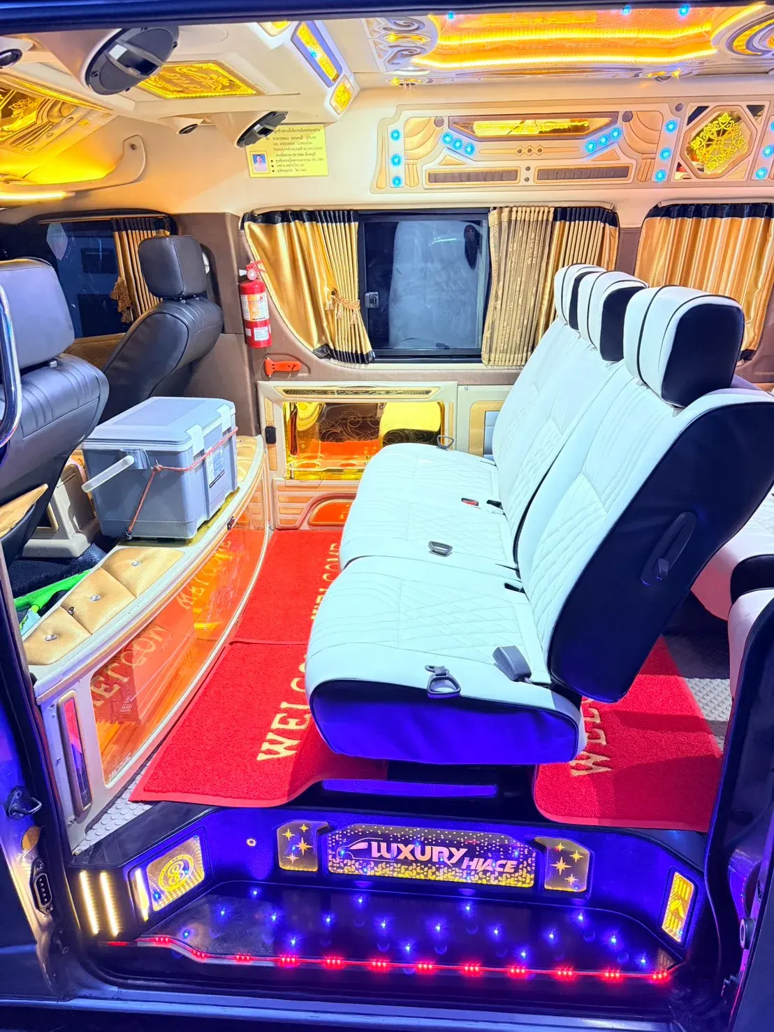 รถตู้วีไอพี โตโยต้า คอมมิวเตอร์ สไตล์คลาสสิก (สีฟ้าพาสเทล)