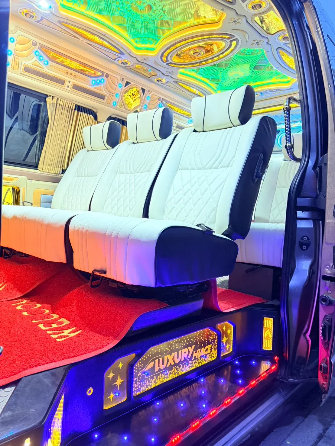 รถตู้วีไอพี โตโยต้า คอมมิวเตอร์ สไตล์คลาสสิก (สีฟ้าพาสเทล)