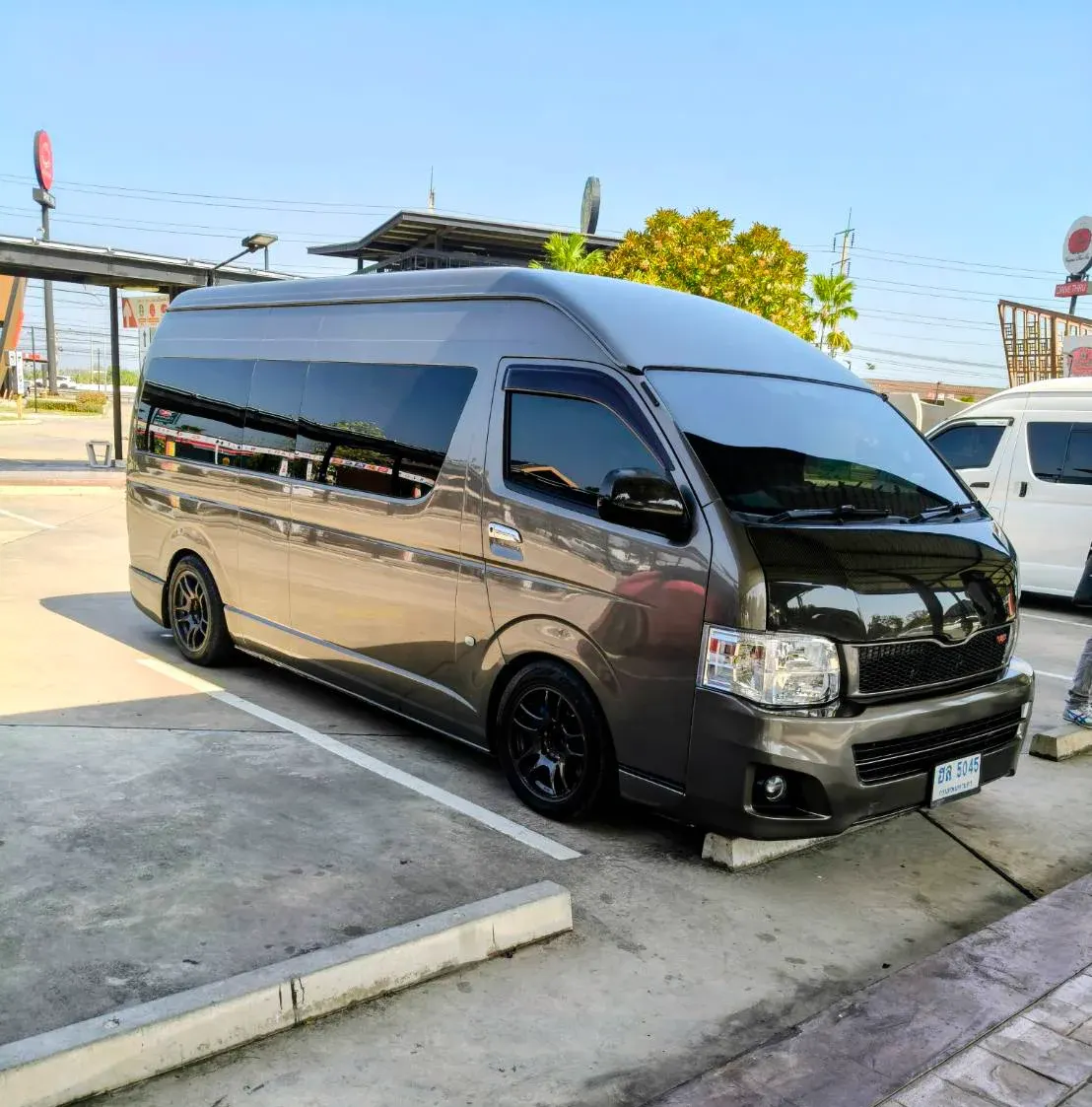 รถตู้วีไอพี โตโยต้า คอมมิวเตอร์