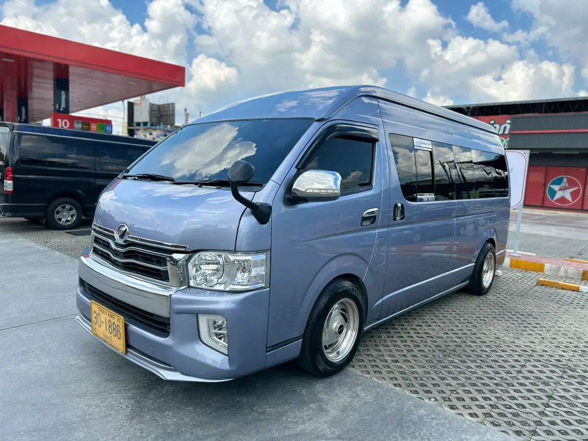 รถตู้วีไอพี โตโยต้า คอมมิวเตอร์ สไตล์คลาสสิก (สีฟ้าพาสเทล)