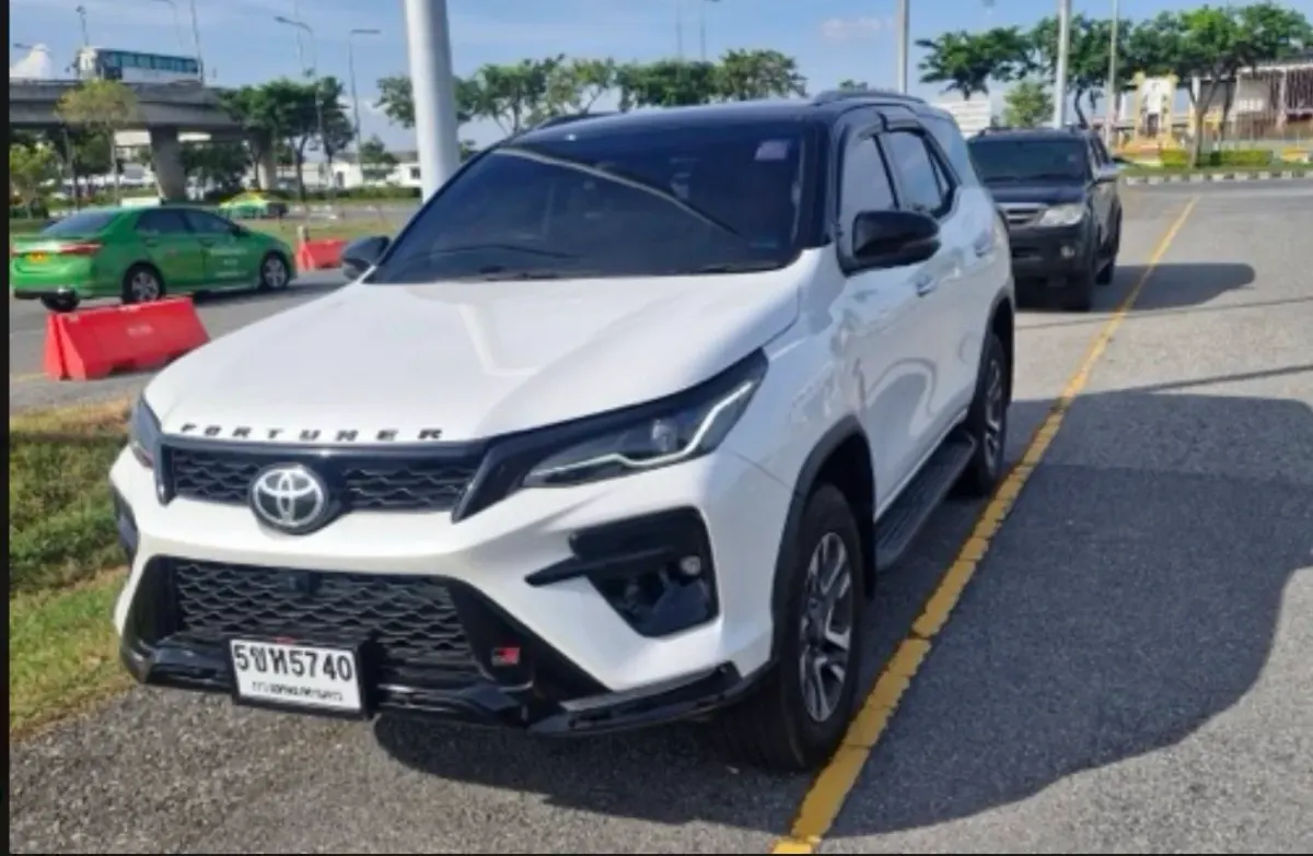 โตโยต้า ฟอร์จูนเนอร์ จีอาร์ สปอร์ต (รถยนต์อเนกประสงค์ รุ่นท็อป)